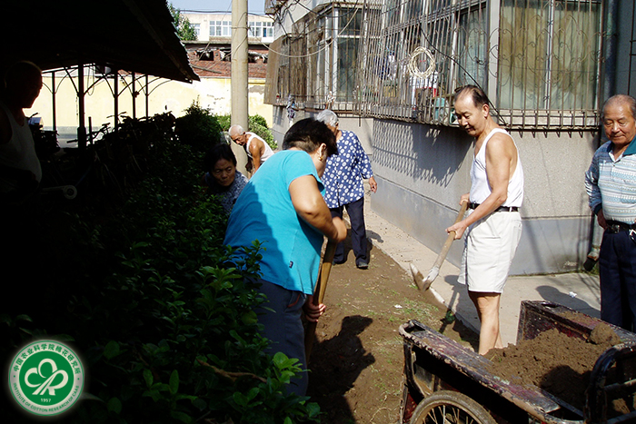 1 张学平同大家疏通排水沟-小.jpg