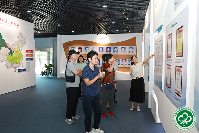 参观成果展览室xiu.jpg