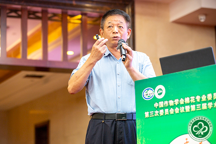 王汉中院士作报告xiu.jpg